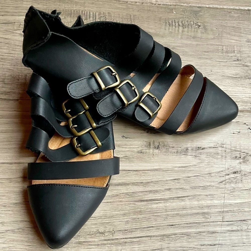Extrafine Strappy Flat Shoe 3 Brass Buckle Heel Seaming Velcro Closure SZ 7
